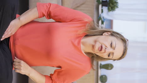 Vertical-video-of-Woman-with-shoulder-pain.
